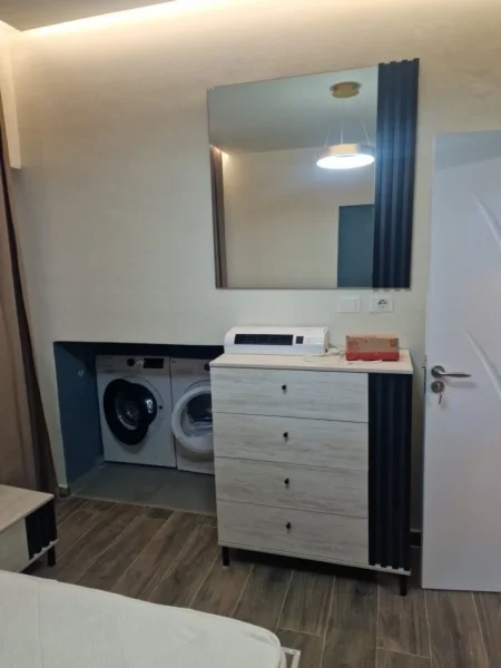 Tirane, jepet me qera apartament 2+1 Kati 0, 84 m² 700 € (stacioni trenit)