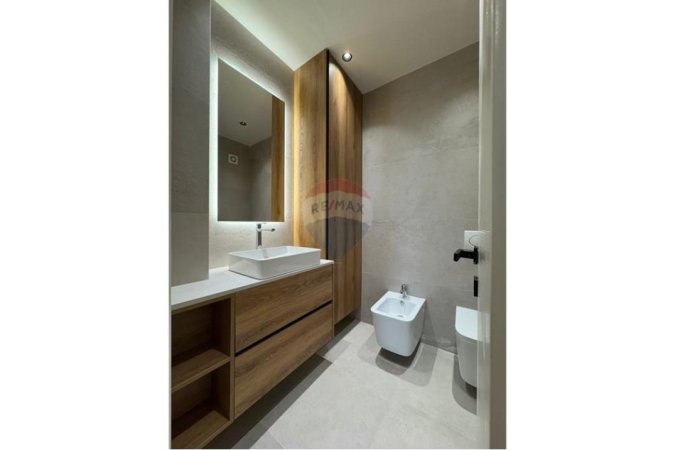 Tirane, jepet me qera apartament 1+1+Ballkon , 75 m² 750 € (Rruga 4 Deshmoret)