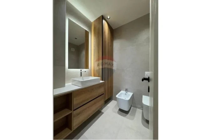 Tirane, jepet me qera apartament 1+1+Ballkon , 75 m² 750 € (Rruga 4 Deshmoret)