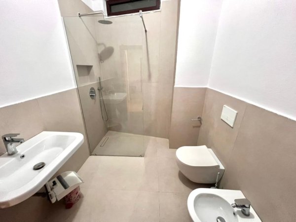 Me Qera: 2+1 & 2Ballkone 📍Selvia - Siper Gjimn. Partizani | kati: 3, 100m2 NETO | 57,000Leke/muaj