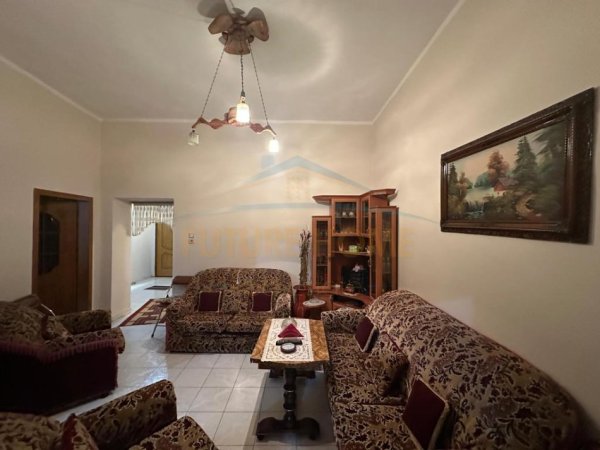 Tirane, jepet me qera apartament 2+1+Ballkon Kati 4, 95 m² (Shallvaret)