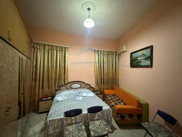 Tirane, jepet me qera apartament 2+1+Ballkon Kati 4, 95 m² (Shallvaret)