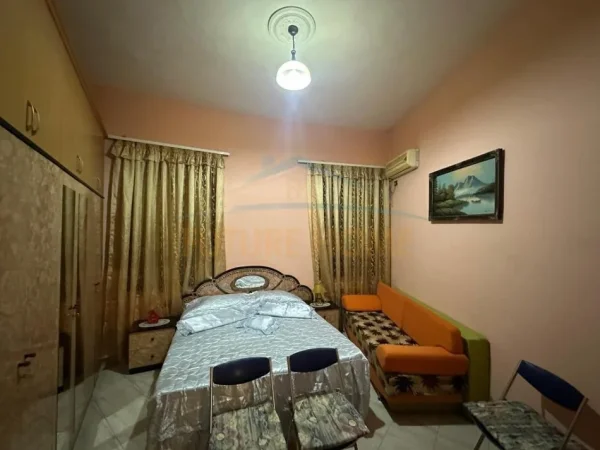 Tirane, jepet me qera apartament 2+1+Ballkon Kati 4, 95 m² (Shallvaret)