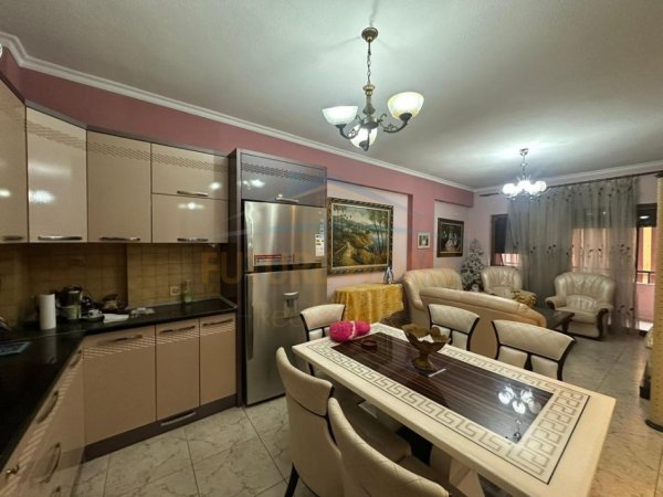 Tirane, shitet apartament 3+1+Ballkon Kati 3, 120 m² 220.000 € (Oxhaku)