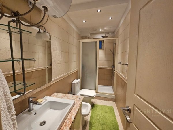 Tirane, jepet me qera apartament 3+1+Ballkon Kati 1, 117 m² 800 € (shkolla e baletit)