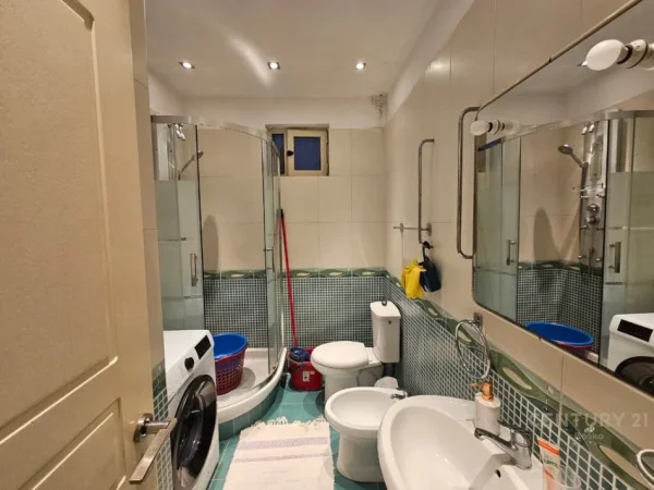 Tirane, jepet me qera apartament 3+1+Ballkon Kati 1, 117 m² 800 € (shkolla e baletit)