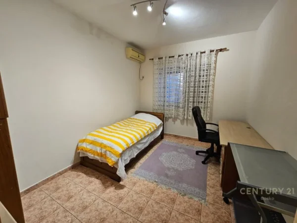 Tirane, jepet me qera apartament 3+1+Ballkon Kati 1, 117 m² 800 € (shkolla e baletit)