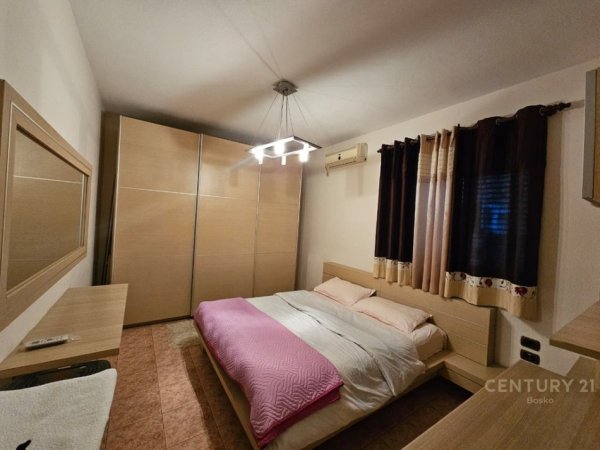 Tirane, jepet me qera apartament 3+1+Ballkon Kati 1, 117 m² 800 € (shkolla e baletit)