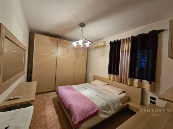 Tirane, jepet me qera apartament 3+1+Ballkon Kati 1, 117 m² 800 € (shkolla e baletit)