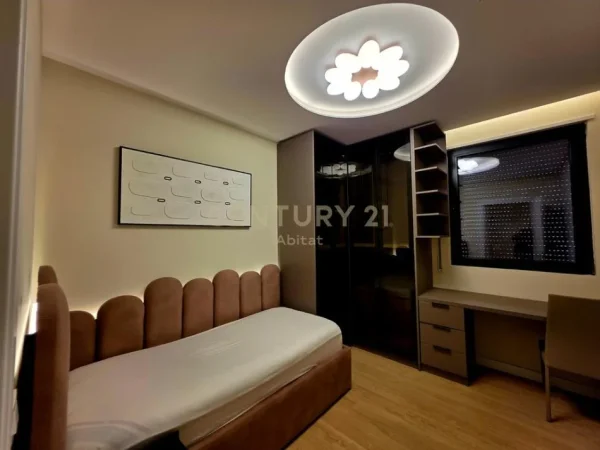 Tirane, jepet me qera apartament 3+1+Ballkon Kati 5, 120 m² 1.800 € (siri kodra)