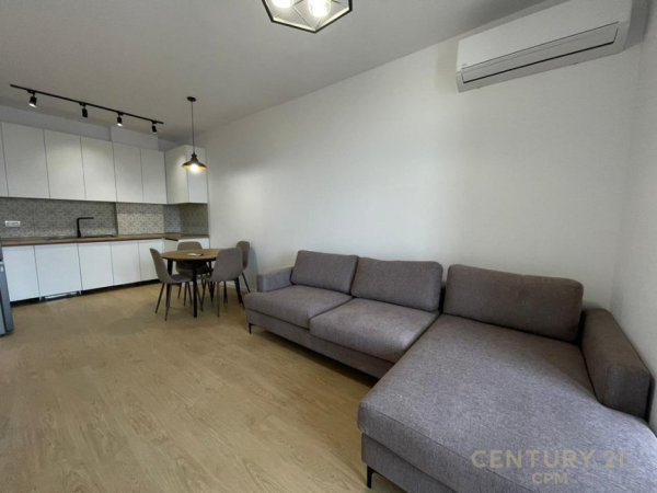 Tirane, jepet me qera 1+1+Ballkon , 650 € (mine pezaa)