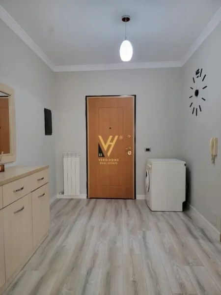 Tirane, jepet me qera apartament 2+1+Ballkon Kati 5, 110 m² 900 € (KOMUNA E PARISIT)