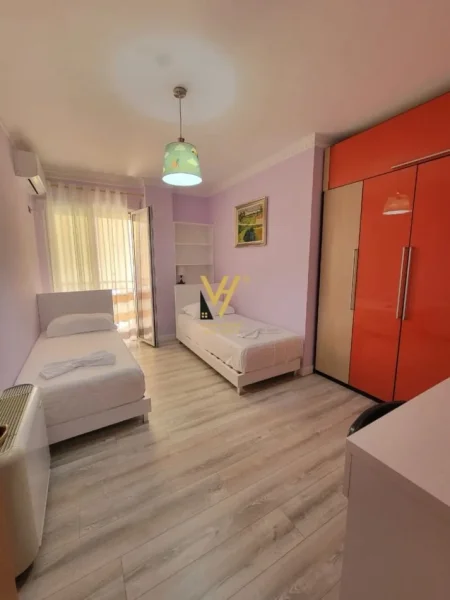 Tirane, jepet me qera apartament 2+1+Ballkon Kati 5, 110 m² 900 € (KOMUNA E PARISIT)