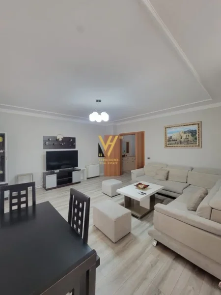 Tirane, jepet me qera apartament 2+1+Ballkon Kati 5, 110 m² 900 € (KOMUNA E PARISIT)