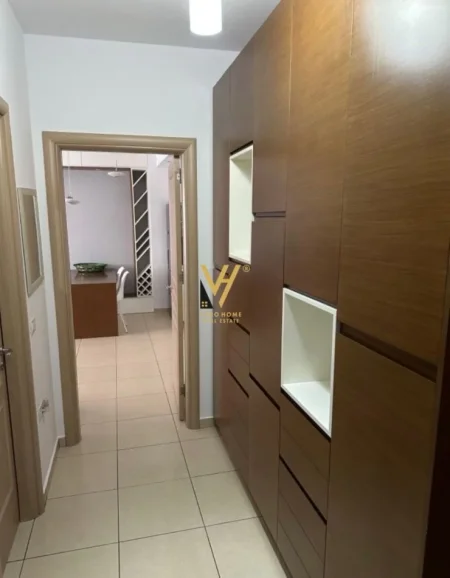 Tirane, jepet me qera apartament 1+1+Ballkon Kati 4, 70 m² 620 € (5 MAJI)