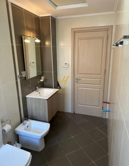 Tirane, jepet me qera apartament 1+1+Ballkon Kati 4, 70 m² 620 € (5 MAJI)