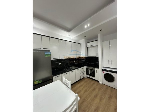Tirane, jepet me qera apartament 1+1 Kati 7, 50 m² 420 € (Ali Dem, Rezidenca Kadiu)
