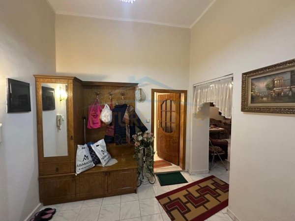Tirane, jepet me qera apartament 3+1 Kati 4, 95 m² 900 € (Shallvaret)