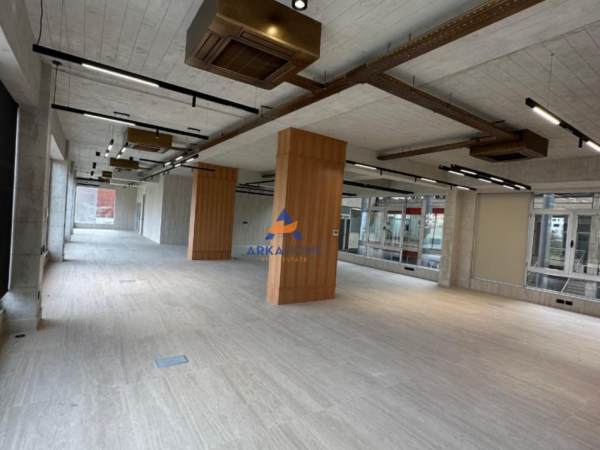 Tirane, jepet me qera ambjent biznesi Kati 2, 428 m² 12.000 € 