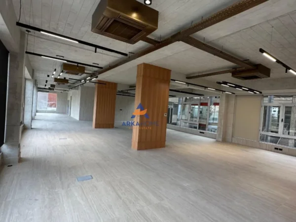 Tirane, jepet me qera ambjent biznesi Kati 2, 428 m² 12.000 € 