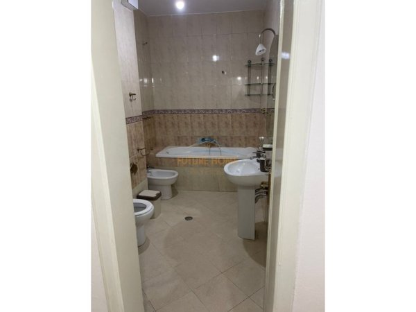 Tirane, jepet me qera apartament 2+1 Kati 4, 102 m² 750 € 