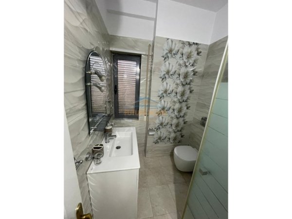 Tirane, jepet me qera apartament 2+1+Ballkon Kati 4, 102 m² 750 € (Komuna e Parisit)