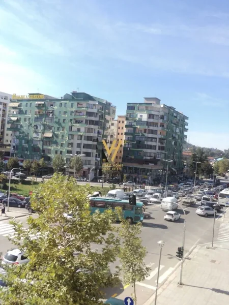 Tirane, jepet me qera ambjent biznesi Kati 2, 210 m² 2.450 € (PALLATI ME SHIGJETA)