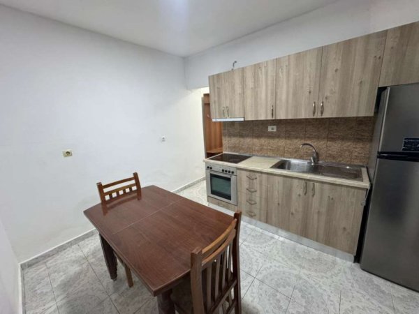 Tirane, jepet me qera apartament 1+1 Kati 1, 50 m² 450 € (Selite/Rr.Isuf Elezi)