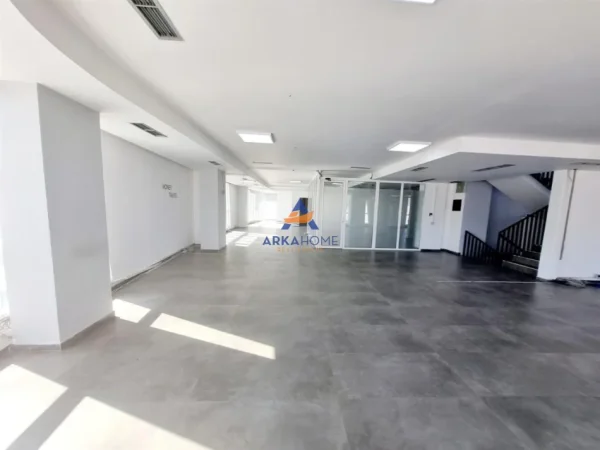 Tirane, shitet dyqan Kati 0, 133 m² 478.800 € 