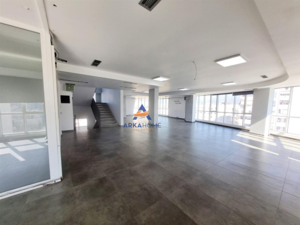 Tirane, shitet dyqan Kati 0, 133 m² 478.800 € 