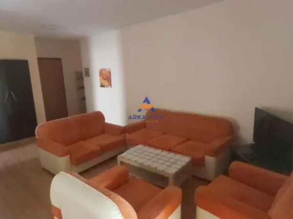 Tirane, jepet me qera apartament 2+1+Ballkon Kati 5, 94 m² 519 € 