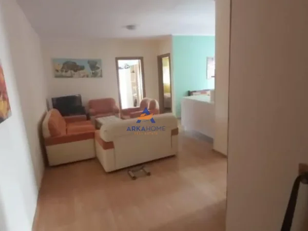 Tirane, jepet me qera apartament 2+1+Ballkon Kati 5, 94 m² 519 € 