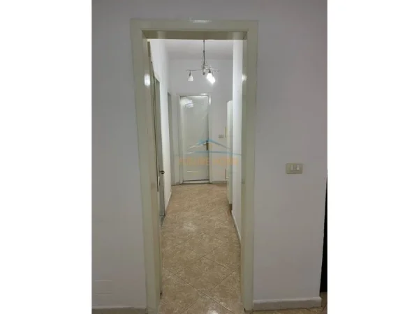 Tirane, jepet me qera apartament 2+1 Kati 4, 101 m² 750 € (KOMUNA E PARISIT)