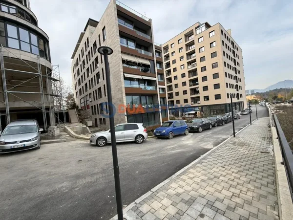Tirane, shitet dyqan Kati 0, 625 m² 1.875.000 € (Liqeni i Thate)