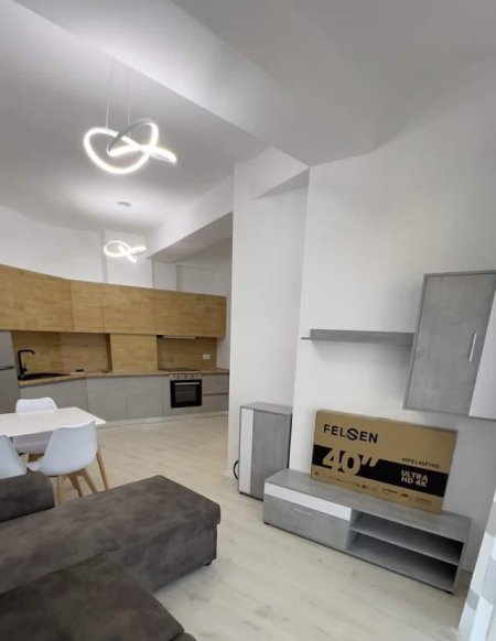 Tirane, jepet me qera apartament 2+1+Ballkon Kati 7, 80 m² 550 € (RRETHRROTULLIMI ASTIRIT)