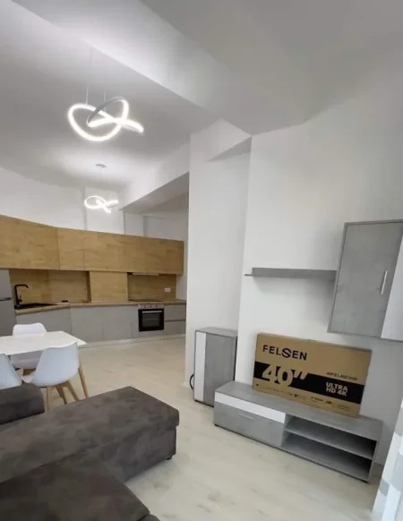 Tirane, jepet me qera apartament 2+1+Ballkon Kati 7, 80 m² 550 € (RRETHRROTULLIMI ASTIRIT)