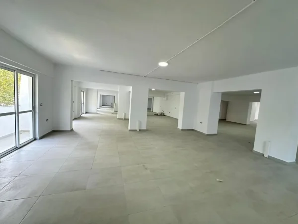 Tirane, jepet me qera ambjent biznesi , 1.000 m² 6.500 € (Laprakë)