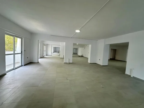Tirane, jepet me qera ambjent biznesi , 1.000 m² 6.500 € (Laprakë)