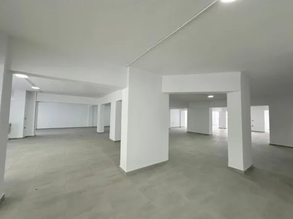 Tirane, jepet me qera ambjent biznesi , 1.000 m² 6.500 € (Laprakë)
