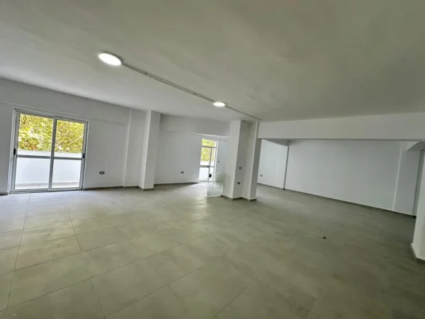 Tirane, jepet me qera ambjent biznesi , 1.000 m² 6.500 € (Laprakë)