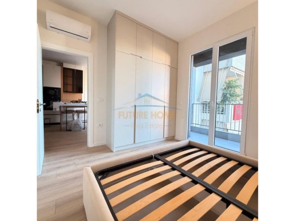 Tirane, jepet me qera apartament 1+1+Ballkon Kati 4, 68 m² 800 € (Komuna e Parisit)