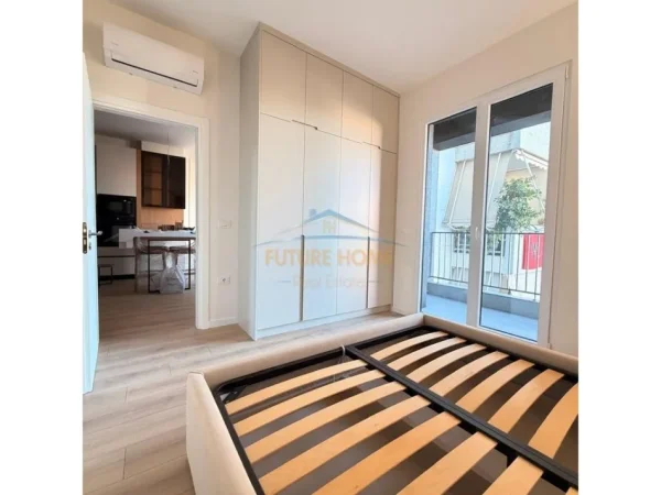 Tirane, jepet me qera apartament 1+1+Ballkon Kati 4, 68 m² 800 € (Komuna e Parisit)