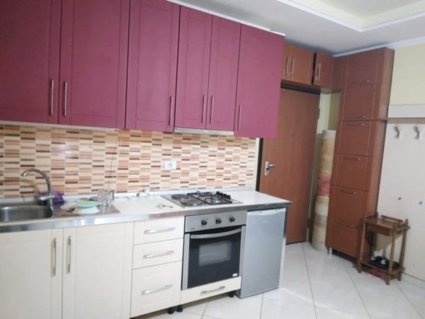 Tirane, jepet me qera apartament 1+1 Kati 2, 70 m² 400 € (Ish Tregu Elektrike/Rr.Petro Nini Luarasi)