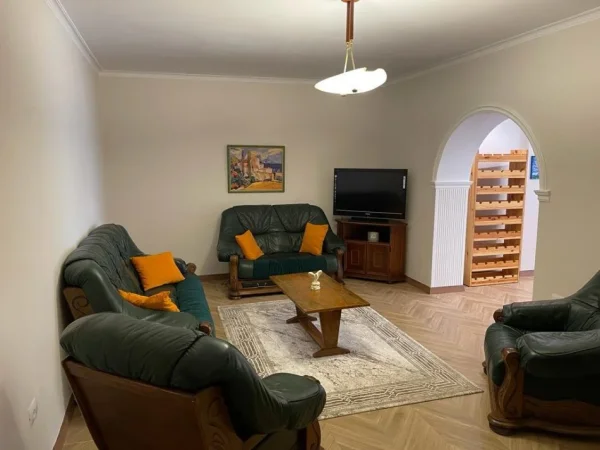 Tirane, jepet me qera apartament 3+1 Kati 2, 750 € 