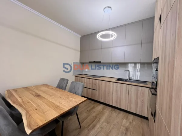 Tirane, jepet me qera apartament 1+1+Ballkon Kati 2, 70 m² 1.000 € (Liqeni i Thate)