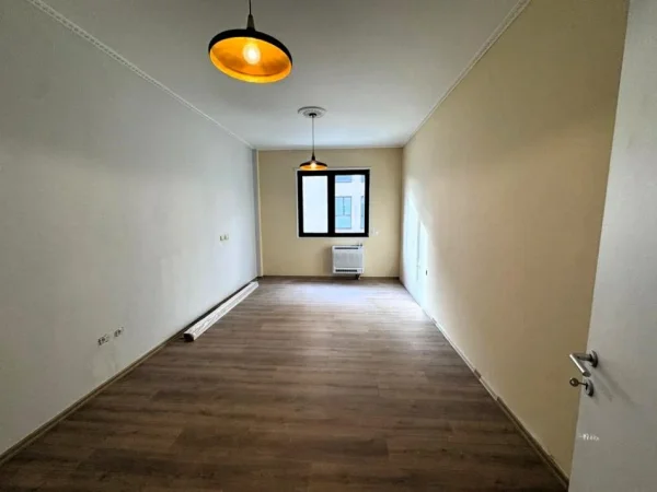 Tirane, jepet me qera zyre Kati 2, 125 m² 1.500 € (liqeni thate)