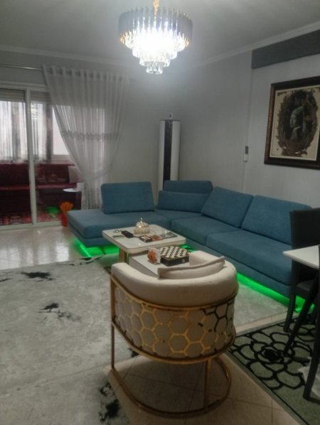Tirane, shitet apartament 1+1 Kati 3, 275.000 € 