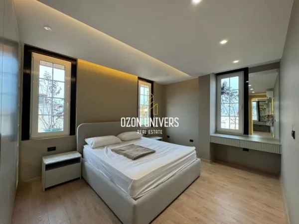 Tirane, jepet me qera apartament 3+1+Ballkon Kati 5, 140 m² 1.100 € (Kodra e Diellit)