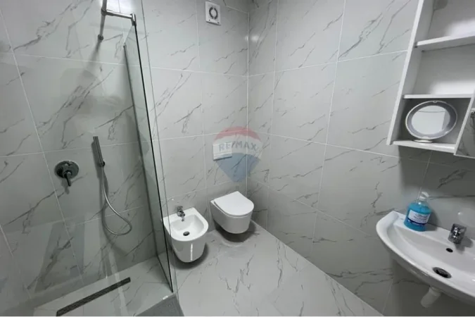 Tirane, jepet me qera apartament 1+1 , 66 m² 600 € (Rruga Jordan Misja)