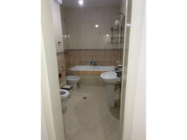 Tirane, jepet me qera apartament 2+1+Ballkon Kati 4, 101 m² 750 € (komuna e parisit)